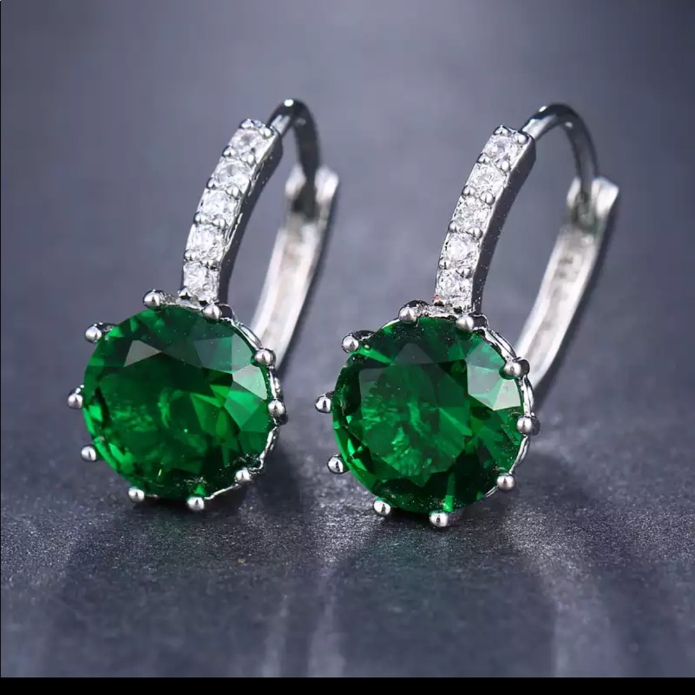 New Beautiful Silver Sapphire Stud Earrings - Picture 2 of 2